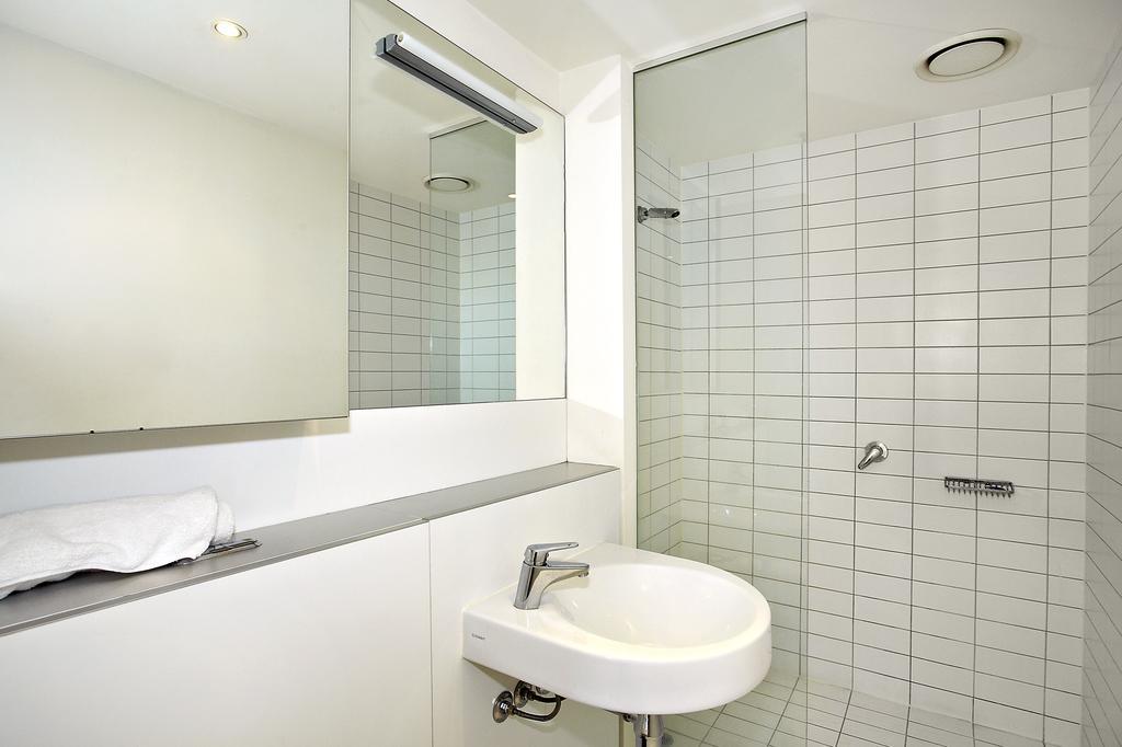 Astra Apartments Melbourne Room photo