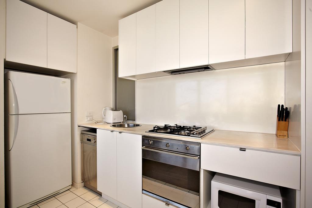 Astra Apartments Melbourne Room photo