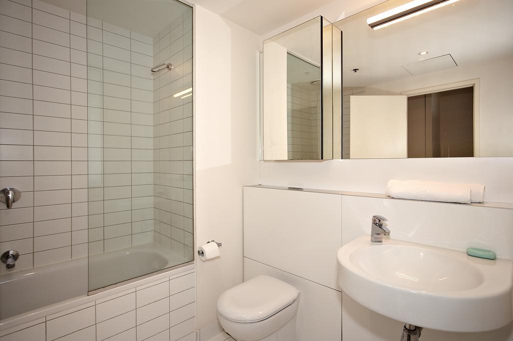 Astra Apartments Melbourne Room photo